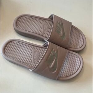 Nike Benassi JDI Rose
Pink Silver Logo Slip On Slide Sandals Flats
Women Size 9